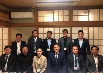 カンボジア若手政治関係者招へい一行と記念写真を撮る武井外務副大臣