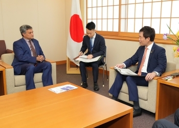 秋本外務大臣政務官が、ベルメホ国際家族計画連盟(IPPF)事務局長と懇談している様子