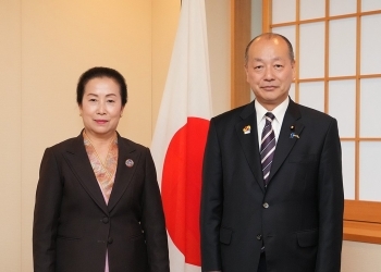 トゥンマリー・ヴォンパチャン・ラオス日本友好議員連盟会長と記念撮影を行う髙木外務大臣政務官