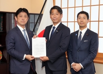 WFP国会議員連盟の高村正大会長及び山本左近事務局長と記念撮影を行う山田外務副大臣