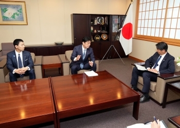 WFP国会議員連盟の高村正大会長及び山本左近事務局長と懇談している山田外務副大臣