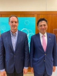 プラット駐ジブチ米国大使と記念撮影を行う武井外務副大臣