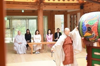岸田総理夫人が、キム・ゴニ大統領夫人と共にスリュクチェを鑑賞している様子