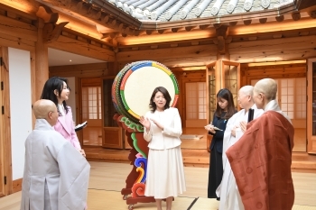 岸田総理夫人が、チングァンサの僧侶と懇談している様子