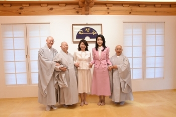 岸田総理夫人が、キム・ゴニ大統領夫人と共に、チングァンサの僧侶たちと記念撮影を行っている様子