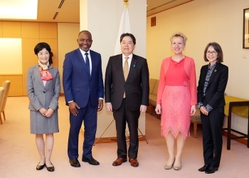 林大臣とジェンダー平等アドバイザリー評議会メンバーによる集合写真
