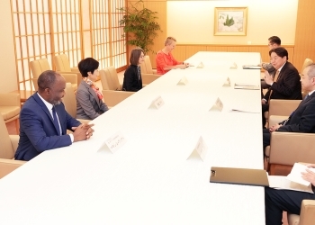 テーブルにつき、意見交換を行う、林大臣とジェンダー平等アドバイザリー評議会メンバーの様子