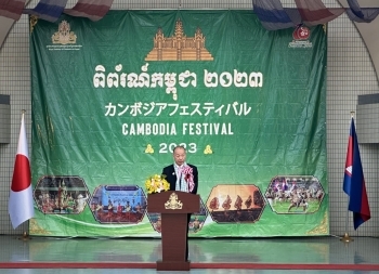 カンボジアフェスティバルの開会式において、挨拶を述べる髙木外務大臣政務官