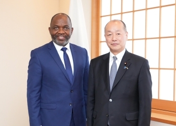 正面を向き、写真撮影に応じる、髙木政務官とウィナト地域事務所長の様子