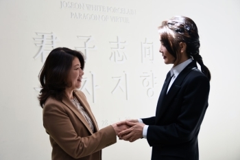 リウム美術館の前で、キム・ゴニ大統領夫人と握手する岸田総理大臣夫人