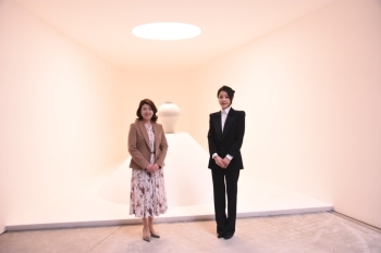 キム・ゴニ大統領夫人と記念撮影を行う岸田総理大臣夫人