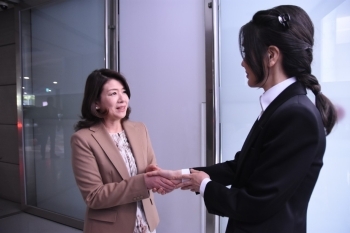 別れの際に、岸田総理大臣夫人が、キム・ゴニ大統領夫人と握手をしている様子