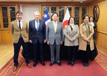 林大臣、バン・クラベレン大臣、および関係者による集合写真