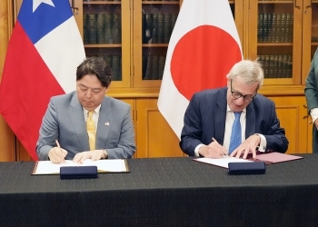 両大臣による、協定書への署名の様子