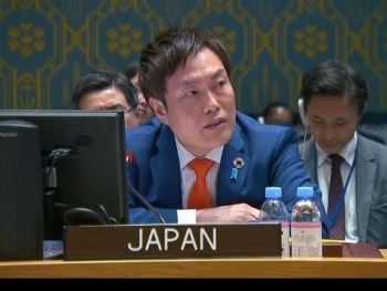 安保理閣僚級公開討論に出席し、ステートメントを発出する、秋本政務官の様子