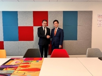 正面を向き、握手を交わす、秋本政務官とアベリアン国連事務次長の様子