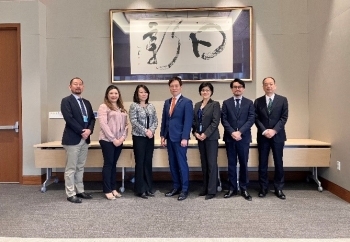 秋本政務官と国連関係機関の日本人職員との集合写真