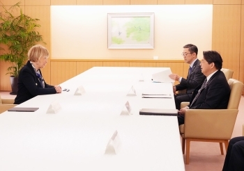 林外務大臣が、シュミットOSCE事務総長と懇談している様子