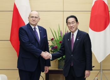 表敬を受けるラウ・ポーランド外務大臣と握手する岸田総理大臣