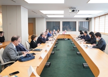 テーブルにつき、意見交換を行う、山田副大臣とシカゴ・グローバル評議会理事会一行の様子