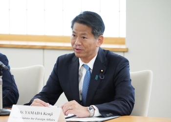 意見交換のため発言する、山田副大臣の様子