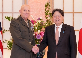 正面を向き、握手を交わす、林大臣とバーガー総司令官の様子