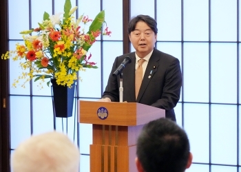 演台に立ち、冒頭挨拶を行う、林大臣の様子(接写)