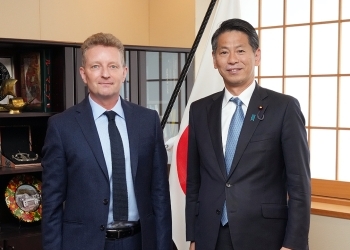 テイラー事務局長と写真撮影する山田外務副大臣