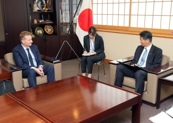 テイラー事務局長による山田外務副大臣表敬の様子