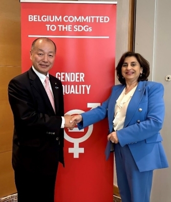 正面を向き、握手を交わす、高木政務官とバフースUN Women事務局長の様子
