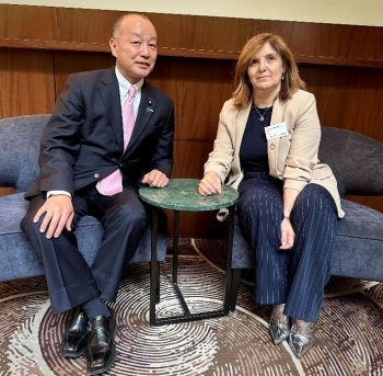 着席し、意見交換を行う、高木政務官とカンセラ外務・EU・協力省国際協力担当長官の様子