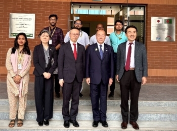 高木政務官と都市鉄道展示情報センター関係者による集合写真