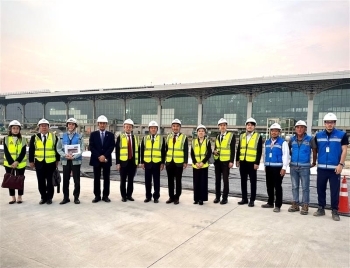 高木政務官とハズラット・シャージャラール国際空港第3ターミナル関係者による集合写真
