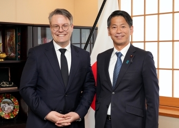 正面を向き、笑顔で写真撮影に応じる、山田副大臣とリントナー国務大臣の様子