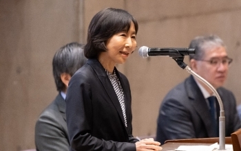 （写真1）講演する女性の様子