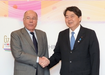 握手する両大臣