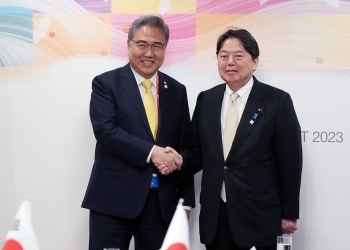 外相会談を前に、パク・チン韓国外交部長官と握手する林外務大臣