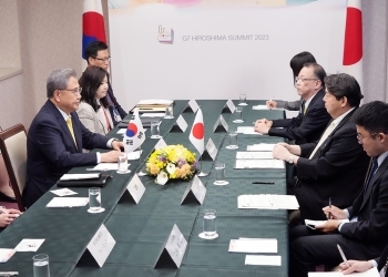 日韓外相会談が行われている様子