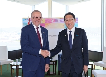 アンソニー・アルバニージー・オーストラリア連邦首相と握手する岸田総理