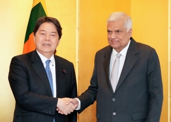 表敬を前に、ウィクラマシンハ大統領と握手する林外務大臣