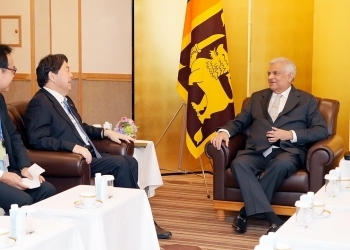 ウィクラマシンハ大統領と懇談している林外務大臣