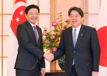 正面を向き、笑顔で握手を交わす、林大臣とウォン副首相兼財務大臣の様子