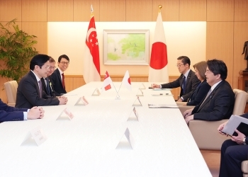 テーブルにつき、会談を行う、林大臣とウォン副首相兼財務大臣の様子
