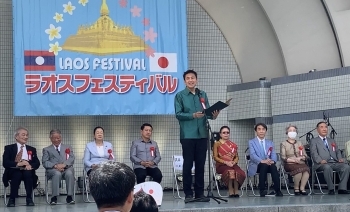 ラオスフェスティバルのステージで挨拶を述べる武井外務副大臣