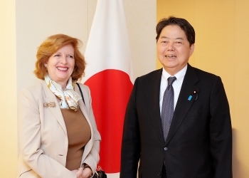 正面を向き、笑顔で写真撮影に応じる、林大臣とジャノウ会長の様子