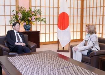 着席し、意見交換を行う、林大臣とジャノウ会長の様子
