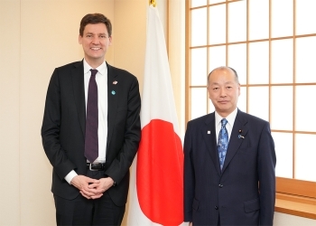 正面を向き、写真撮影に応じる、髙木政務官とイービー州首相の様子
