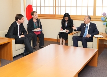 着席し、意見交換を行う、髙木政務官とイービー州首相の様子