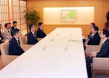 阿部知事及び土屋町長による林外務大臣表敬の様子