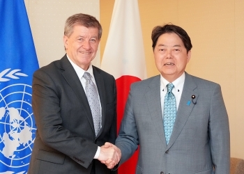 ガイ・ライダー国連事務次長と握手する林外務大臣
